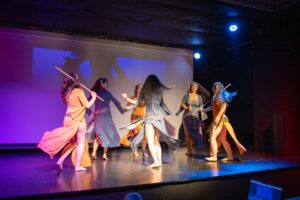 Femei dansând dans oriental – diversitate și feminitate